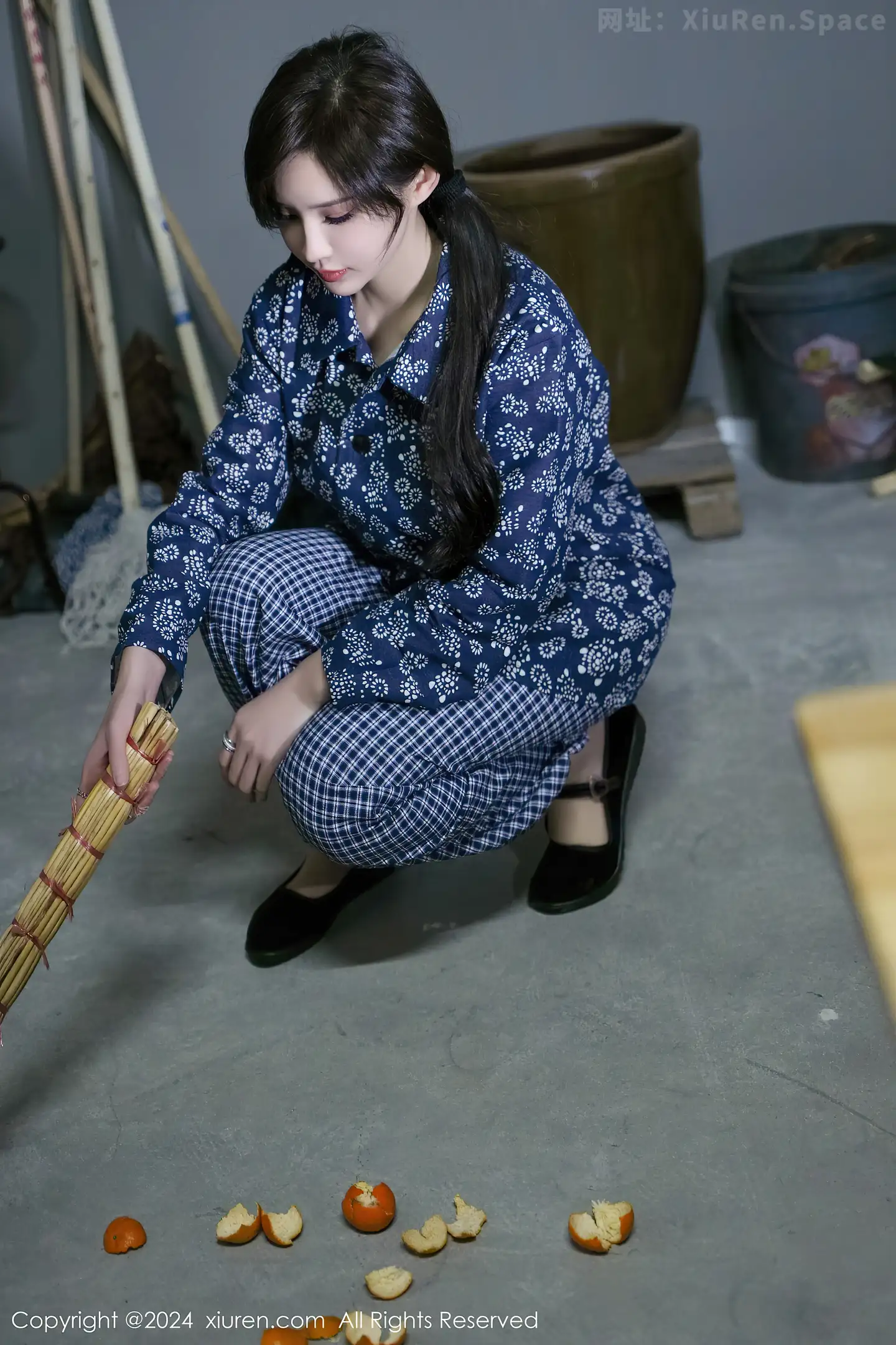 图片[2]-[XiuRen秀人网]VOL.7915 女神Carol周妍希宿舍拍摄私房床上超薄肉丝秀翘臀美腿诱惑写真86P-秀人网官方网站